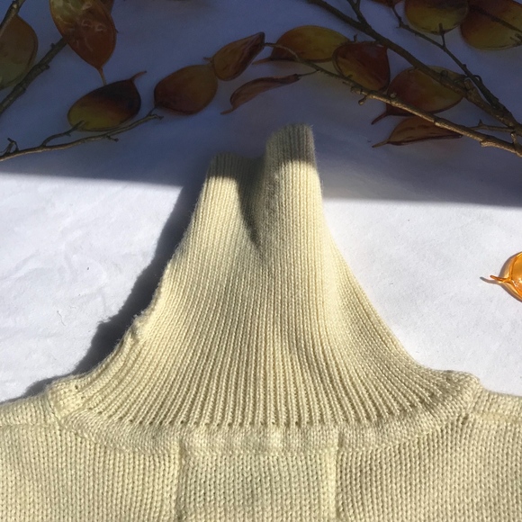 (5 for $20) Girls Obermeyer Cream Sweater VGC - Picture 8 of 8